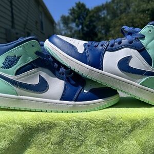 Size 9.5 - Nike Air Jordan 1 Mid Mystic Mens Navy Mint White Sneaker 554724-413